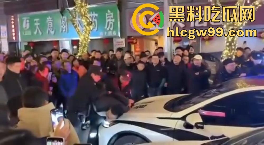 重庆石柱酒局变拳局，醉汉狂砸警察，酒后失控狂揍警察，现场打成一锅粥！-11