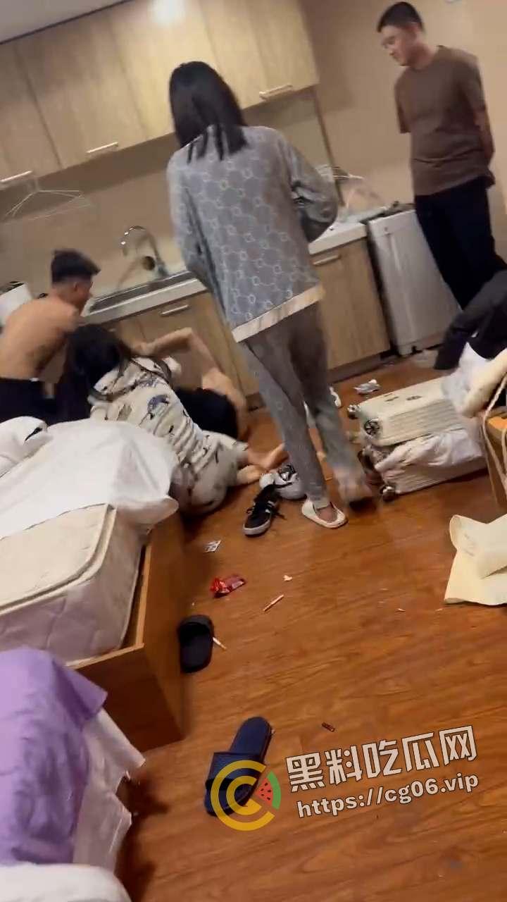 精神小伙1v3!小伙偷情兄弟女朋友 反被女人诬陷 带着闺蜜一起打 头干裂开了 现场血腥画面曝光-4