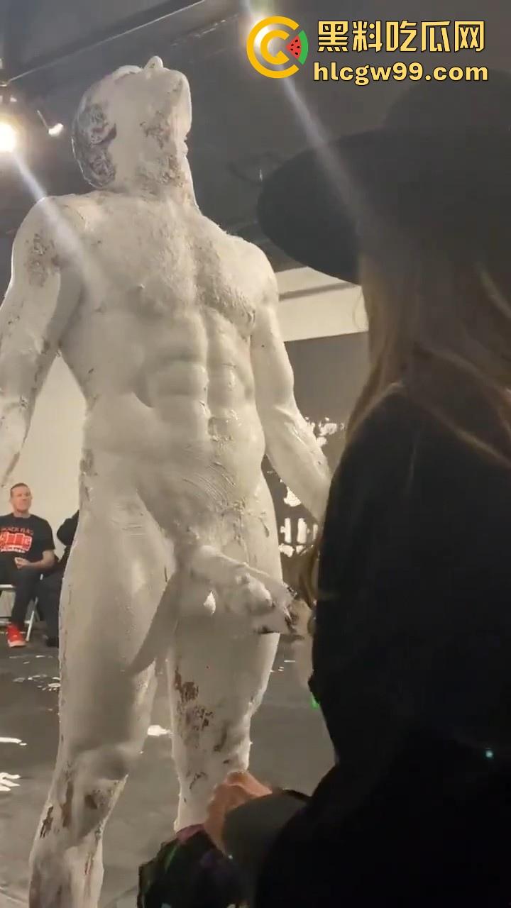 法国最新艺术？大屌洋人涂满白色颜料在纸上乱蹭，你别说屌真长，内容堪称炸裂。-6