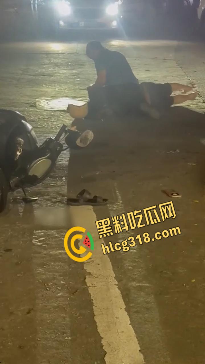 新会新桥路头盔男持刀砍人，被打男子被狠狠按在地上，一刀接着一刀，场面血腥  ！-6