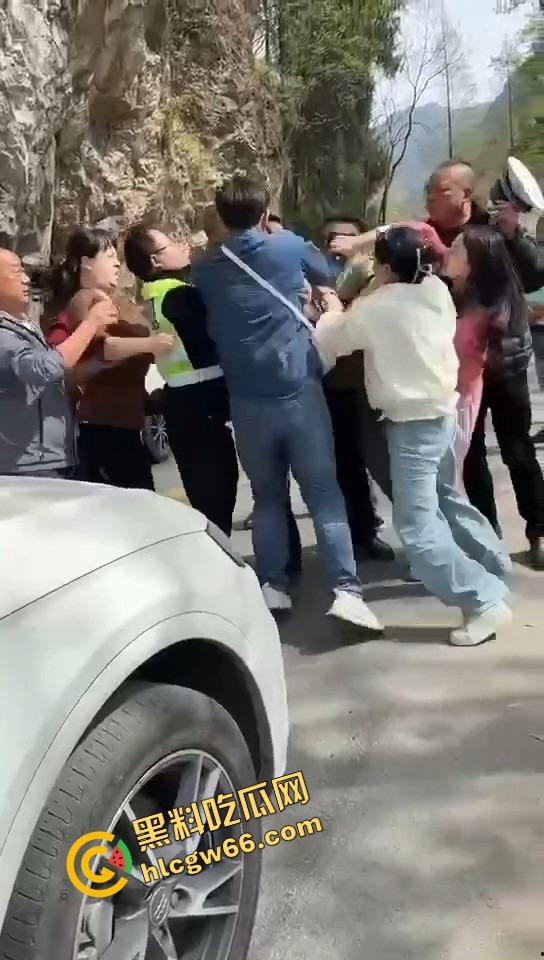 汉中勉县龙湾景区惊现社会姐持械现场，这家伙手里的不是传说中的真理吗？-4