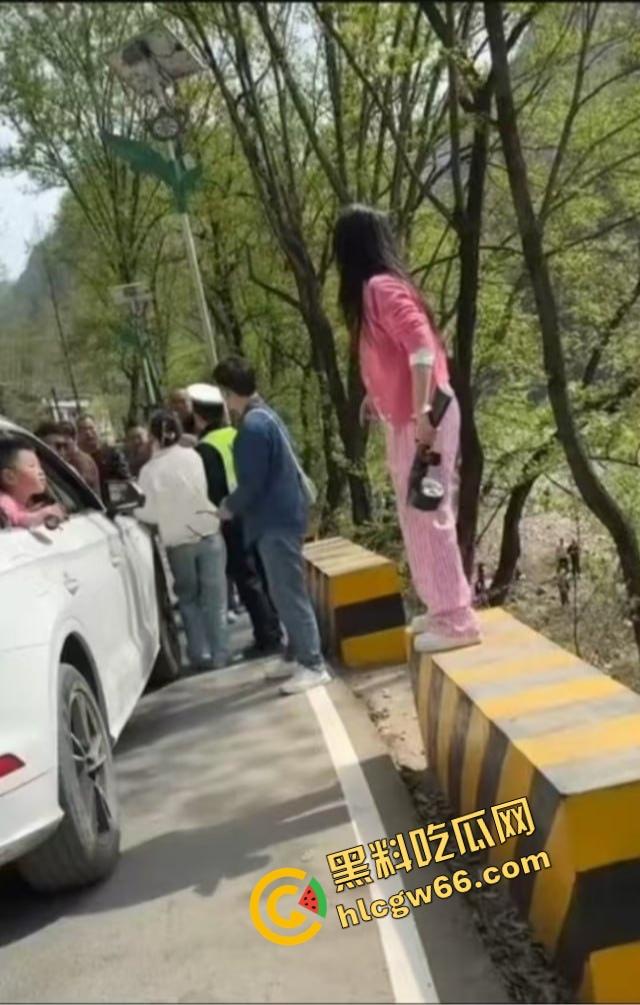 汉中勉县龙湾景区惊现社会姐持械现场，这家伙手里的不是传说中的真理吗？-10