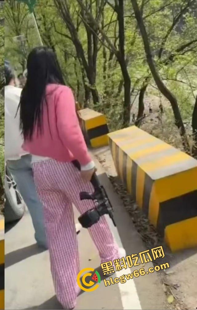 汉中勉县龙湾景区惊现社会姐持械现场，这家伙手里的不是传说中的真理吗？-11