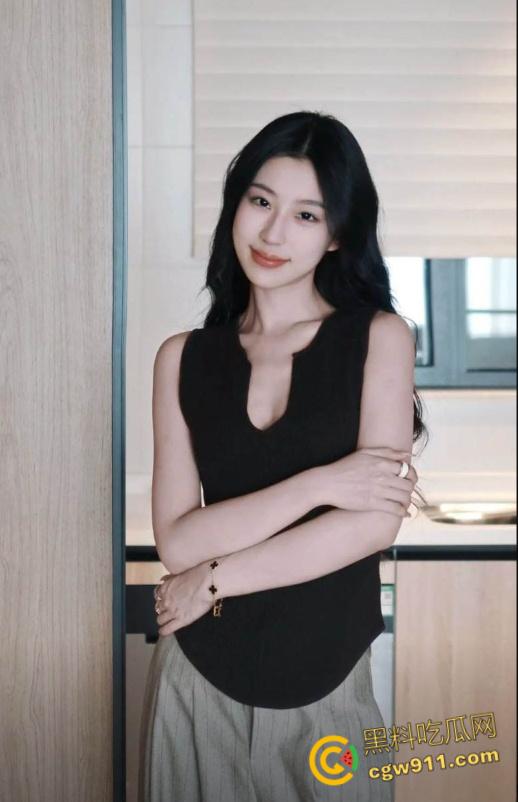 完美腰臀高颜值网红【木子李】被金主包养视频曝光，口交深喉骑乘榨精，无套内射让人血脉喷张！-4