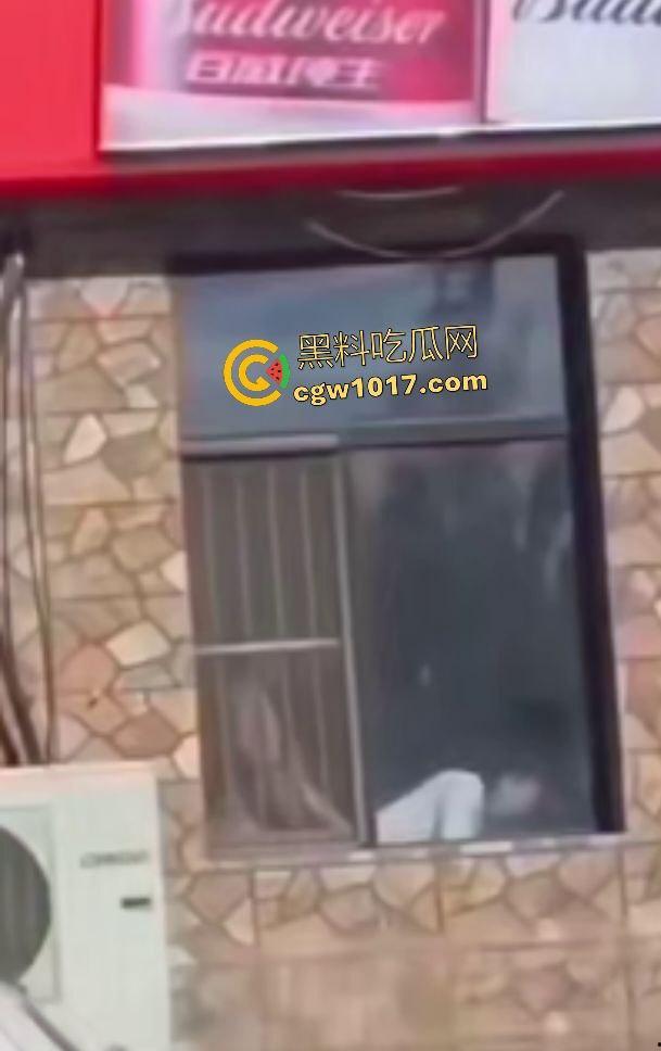 万历烧鸽子鹌鹑老板说给门店装修改造，店门前狂操老板娘，阳光下后入骚逼改造浪叫，老板你这装修太吵了！-9