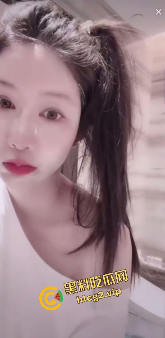 抖音网红颜值主播【九亿】为圈粉直播故意露奶卖肉-5