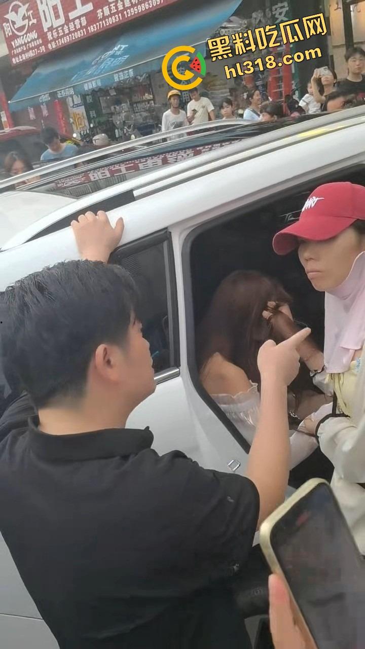 南宁西乡塘正宫发飙，手撕小三现场乱成狗，渣男当街下跪求饶变孙子脸都丢光了！-5