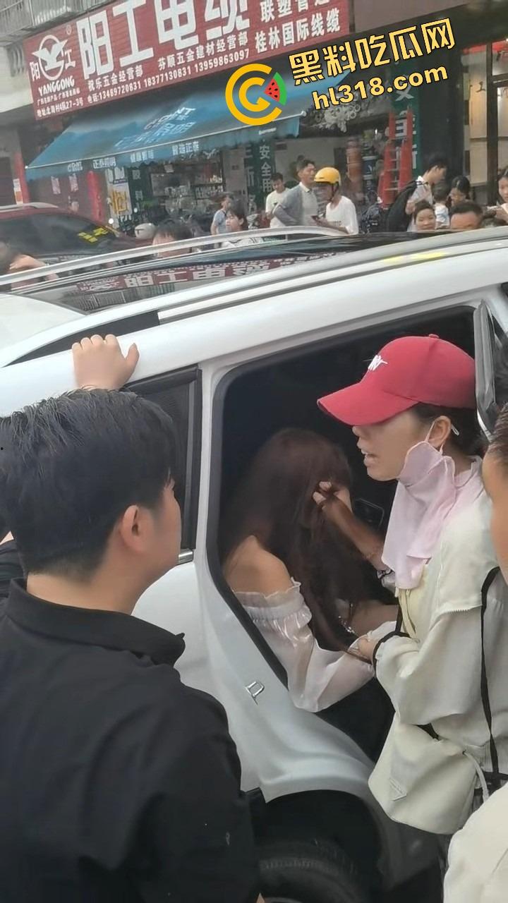 南宁西乡塘正宫发飙，手撕小三现场乱成狗，渣男当街下跪求饶变孙子脸都丢光了！-7