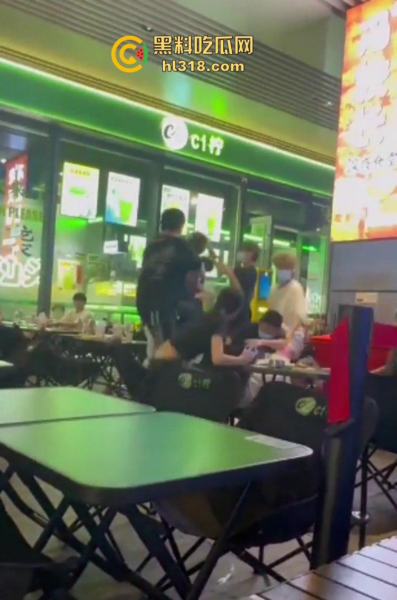 广东汕头精神小伙吃饭发生冲突，双方人马激烈火拼，桌椅板凳齐上阵，上演现实版古惑仔！-4