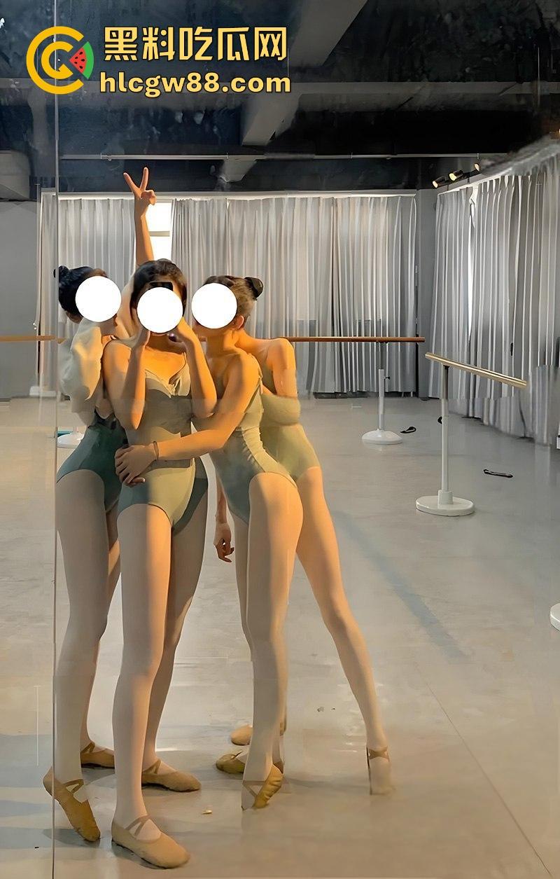 西安美院舞蹈系女神【范钿】竟是反差母狗，修长美腿穿舞蹈服性感爆表，私下被主人玩弄后入猛操！-1