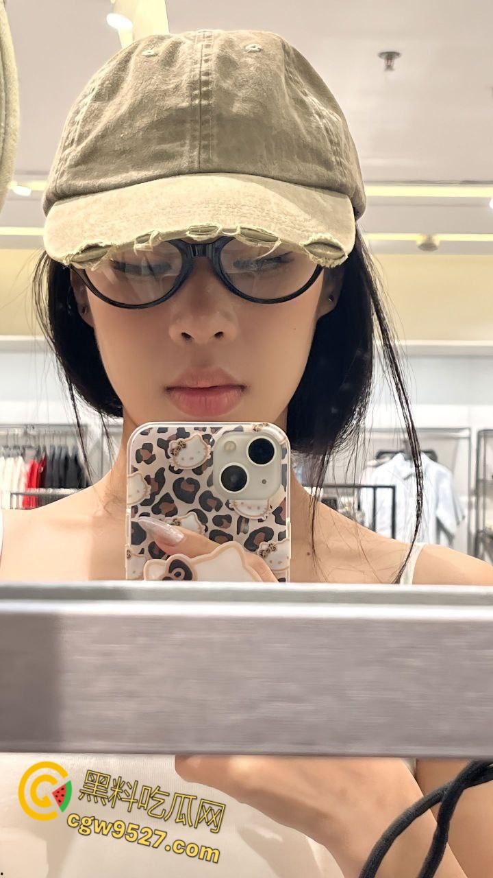 抖音清纯网红【oooo3】，和炮友撩骚视频流出，双洞自慰调教做爱，手撕丝袜各种玩法不断 !-2