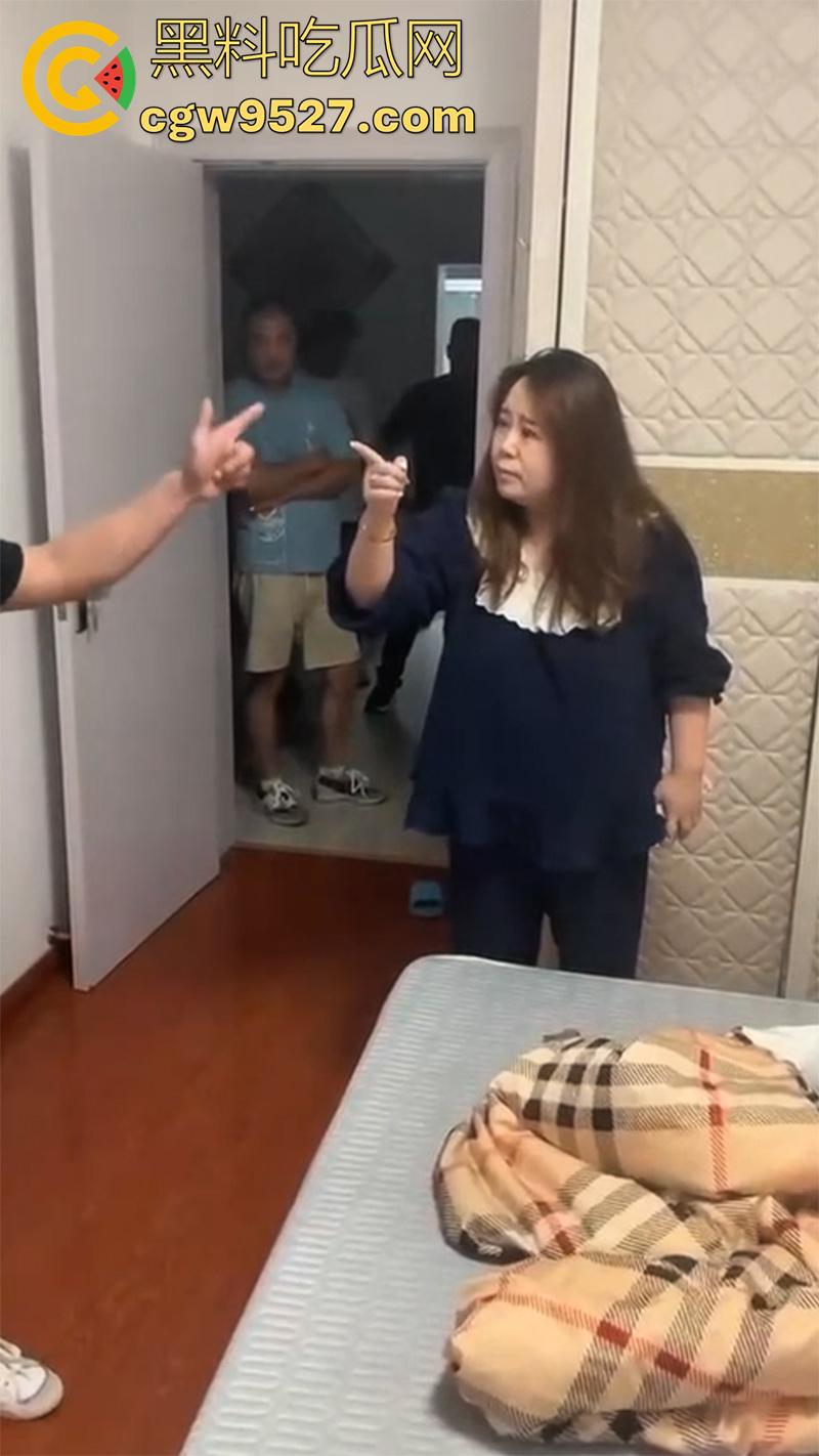 矮胖妞出轨找情夫，被老公带人回家捉奸，奸夫竟也是个小胖，果然丑人多作怪，这种长相的要记住啊！-7