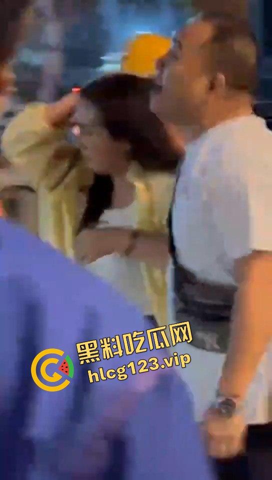 郑州花园路惊现捉奸戏码！老骚逼勾搭小鲜肉，惨遭原配丈夫当场抓包！-2