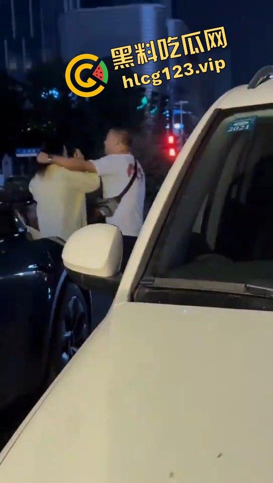 郑州花园路惊现捉奸戏码！老骚逼勾搭小鲜肉，惨遭原配丈夫当场抓包！-3