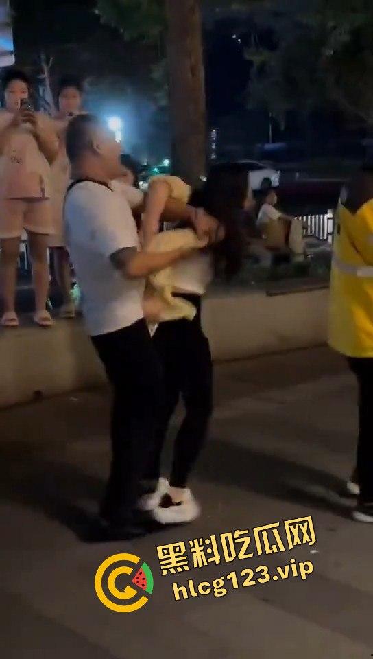 郑州花园路惊现捉奸戏码！老骚逼勾搭小鲜肉，惨遭原配丈夫当场抓包！-4