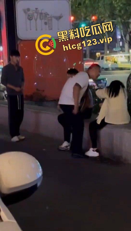 郑州花园路惊现捉奸戏码！老骚逼勾搭小鲜肉，惨遭原配丈夫当场抓包！-7