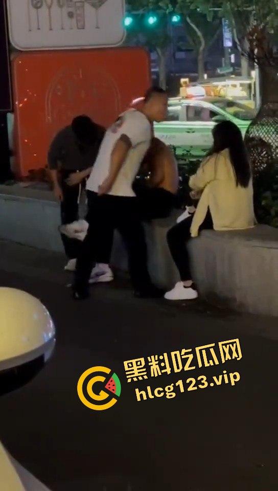 郑州花园路惊现捉奸戏码！老骚逼勾搭小鲜肉，惨遭原配丈夫当场抓包！-9