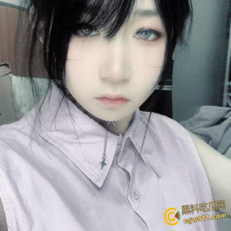 辽宁大连高三嫩妹【张祥琳】，饥渴难耐裸聊自慰 ，粉嫩蜜穴抠逼自慰淫水四溢 ，年纪轻轻就成小母狗了 !-3