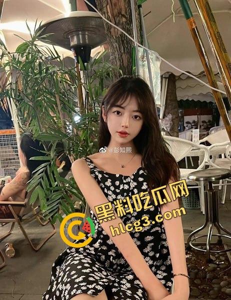 抖音微博网红「彭知熙」KTV聚会被两男生现场吸奶！装纯的背后竟然是福利姬，揭开网红的真实面目！-9