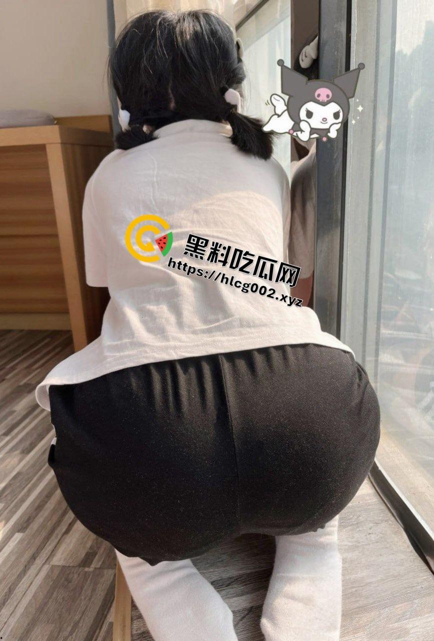 我的大一反差小母狗穿着无弹力短丝袜为我足交!最后啪啪后入她鲜嫩的肉穴!真爽啊!-5