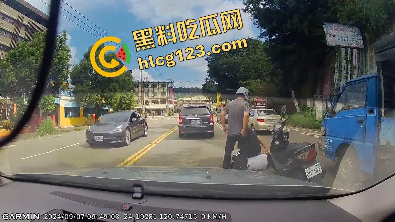 台湾便衣警察摩托车别停货车，上演街头惊险抓捕在逃犯！-1