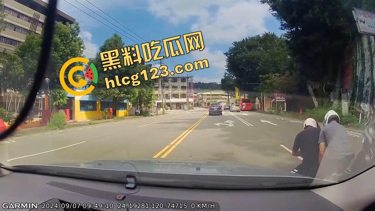 台湾便衣警察摩托车别停货车，上演街头惊险抓捕在逃犯！-8
