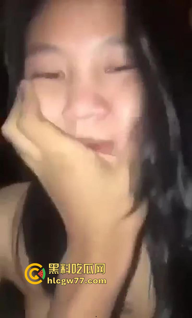 越南网红【陈艳如】，细腰肥臀母狗眼镜妹，约炮粉丝激情吃屌，被后入爆操超诱人！-2