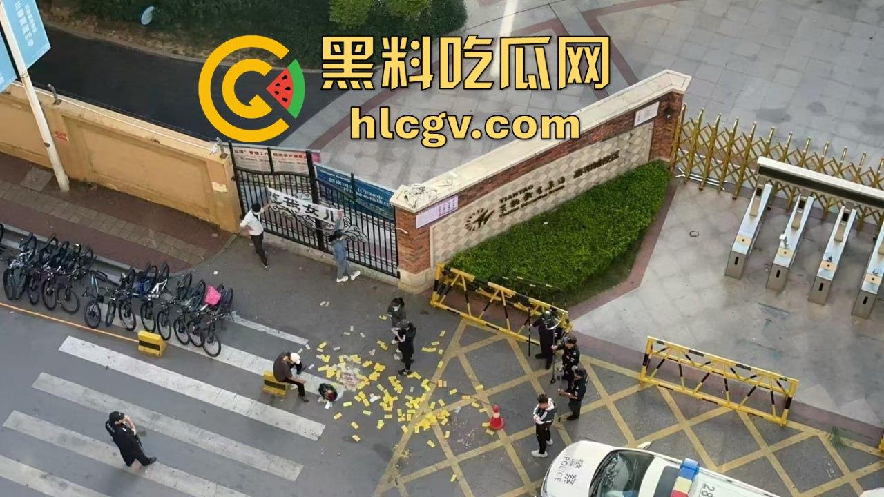 网传南宁学校学生组队跳楼解压，班长带头跳完摔惨了，后面人吓得立马收脚！-3