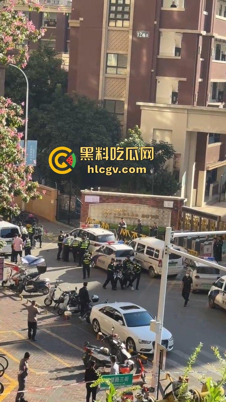 网传南宁学校学生组队跳楼解压，班长带头跳完摔惨了，后面人吓得立马收脚！-8