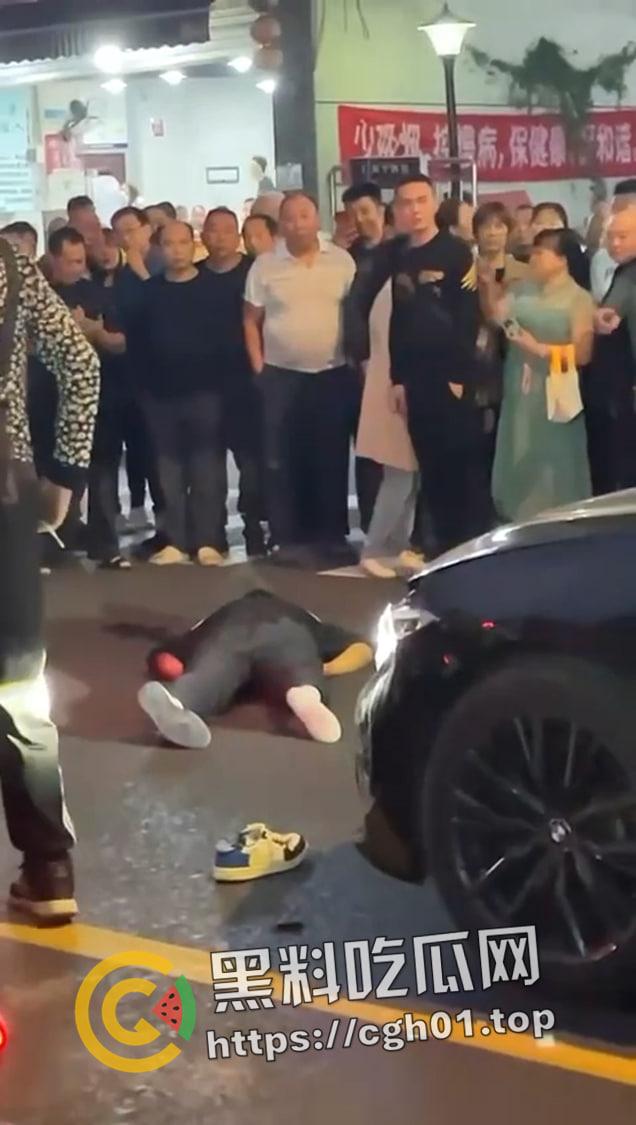 昆山龙哥在世！司机吐痰到路人身上还嚣张骂人  被路人拿起西瓜刀砍死 现场血腥画面流出-5