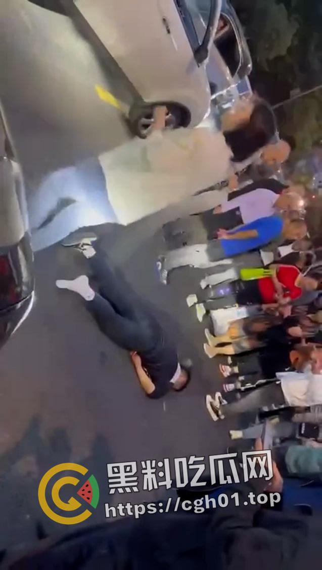 昆山龙哥在世！司机吐痰到路人身上还嚣张骂人  被路人拿起西瓜刀砍死 现场血腥画面流出-7