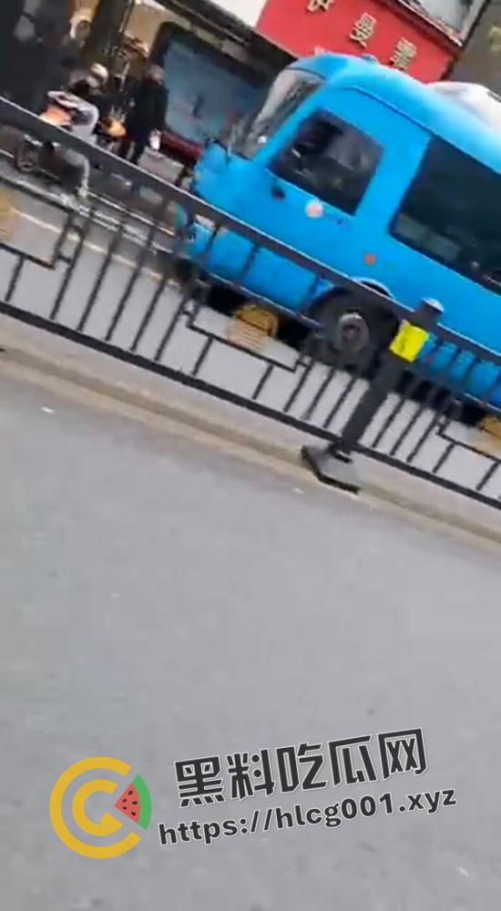 江西南昌胜利路公交车失控冲进人群  一地的行人尸体碎片 现场直达-3