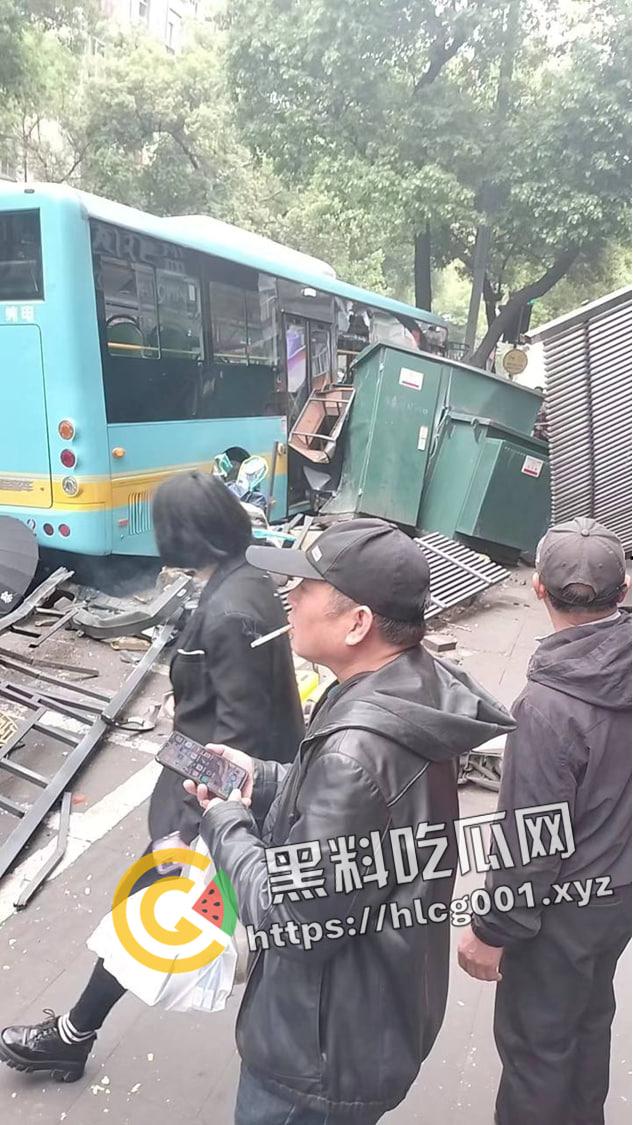 江西南昌胜利路公交车失控冲进人群  一地的行人尸体碎片 现场直达-7