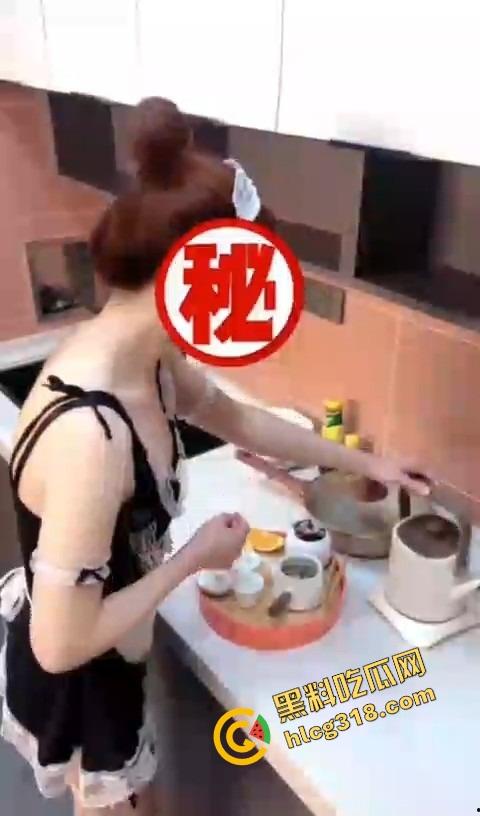 富家千金变下贱母狗，情趣女仆装一上身，只会舔鸡巴钻桌底衣服越少，穿着丝袜舔地板还抢着叫爹！-4