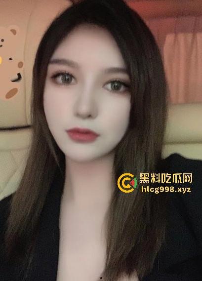 瓜友双飞高端模特爽到飞起！一个吃鸡巴一个舔胸，全程不戴眼罩，骚操作投稿只打私处马赛克！-1