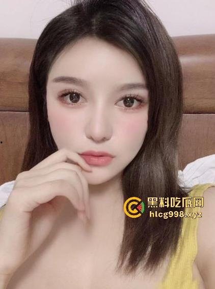 瓜友双飞高端模特爽到飞起！一个吃鸡巴一个舔胸，全程不戴眼罩，骚操作投稿只打私处马赛克！-2