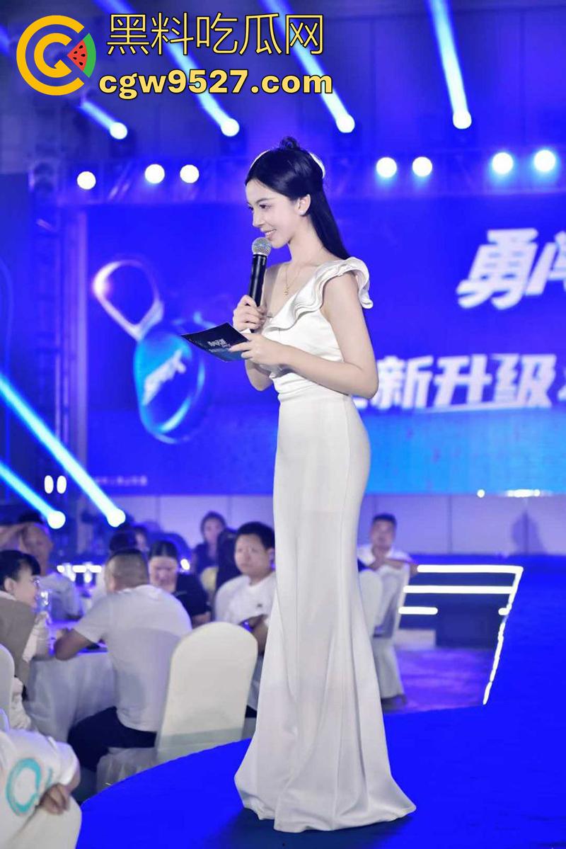 成都市温江区【岳芯涵】，四川音乐学院硕士母狗，巨乳长腿身材超赞，男友一边打电话，一边被黑人爆操！-1