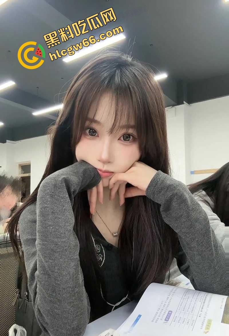 表面人畜无害，广西大眼萌妹『陈曦』被渣男操完偷拍，舔穴特写后入爆干全都怼脸拍，骚笑淫叫成寝室BGM！-5