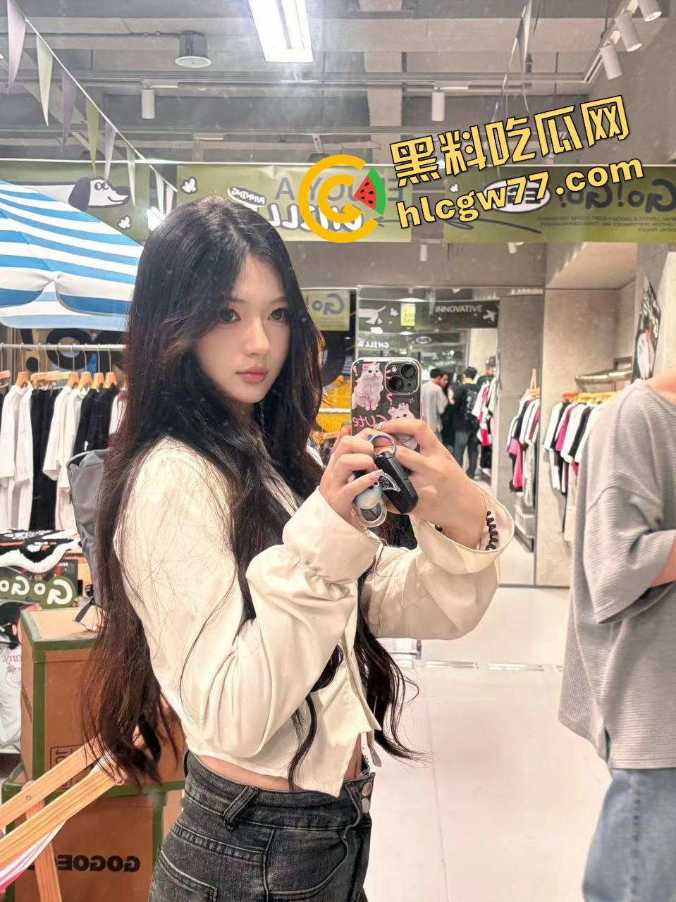 西河舔狗丈夫自愿请人干老婆『顾晚晴』牛仔裤下一甩翘臀，想草的单男报名排队！-4