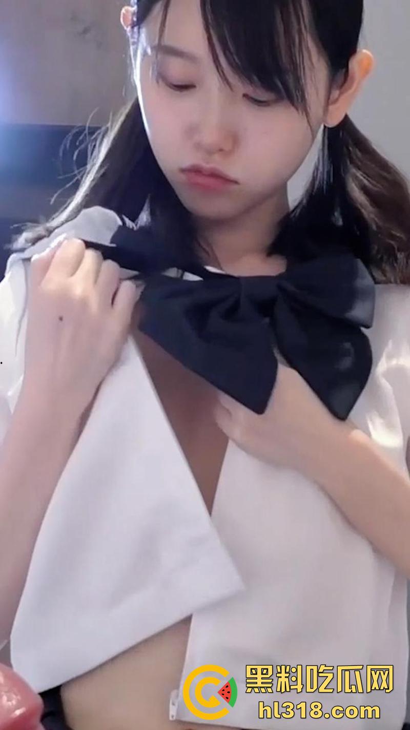 大神投稿勾引邻家小妹，清纯少女扎双马尾，被大神趴在白嫩的酮体上，暴力抽插小嫩穴，主动迎合超反差！-2