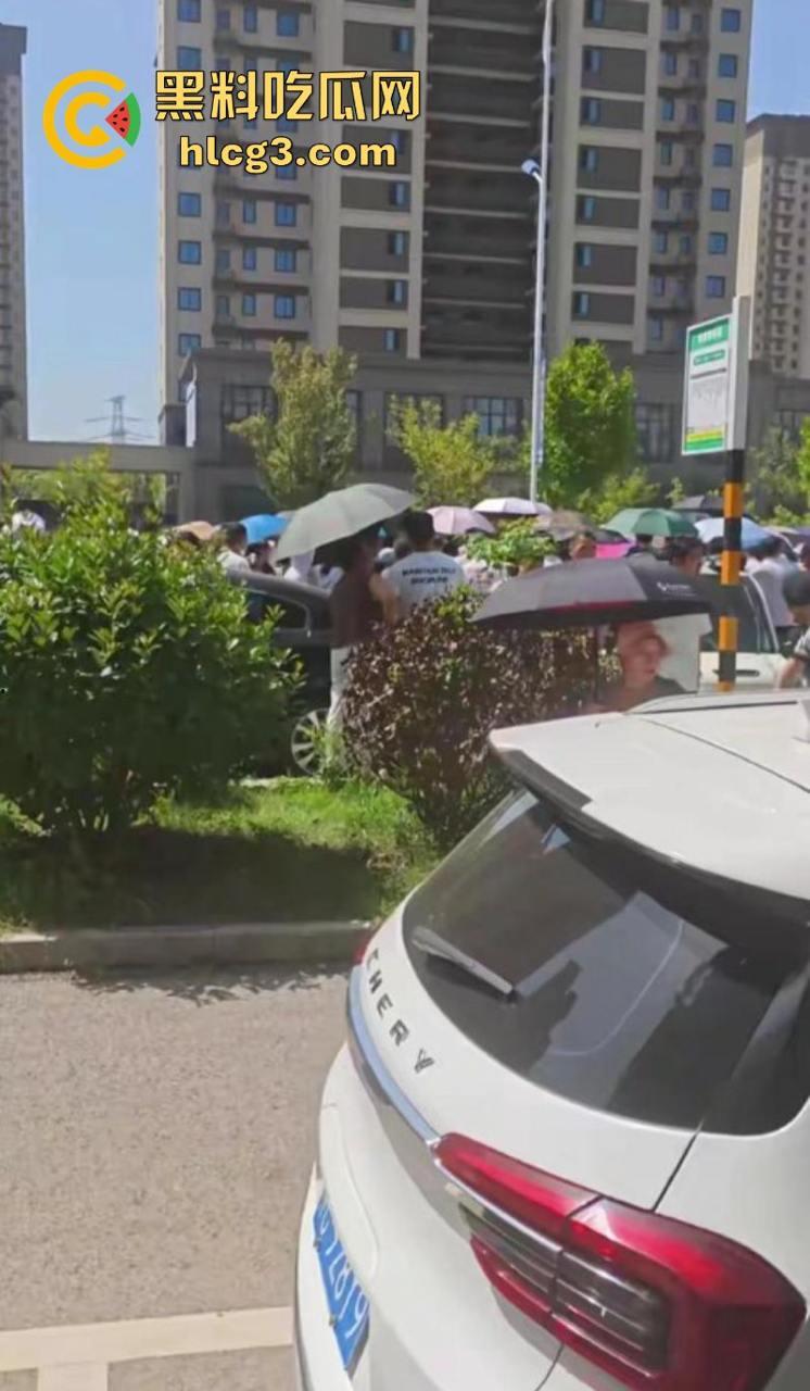 徐州潘安湖中昂博观小区曾承诺在去年底交房 因楼盘迟迟未交发生堵路暴乱！-4