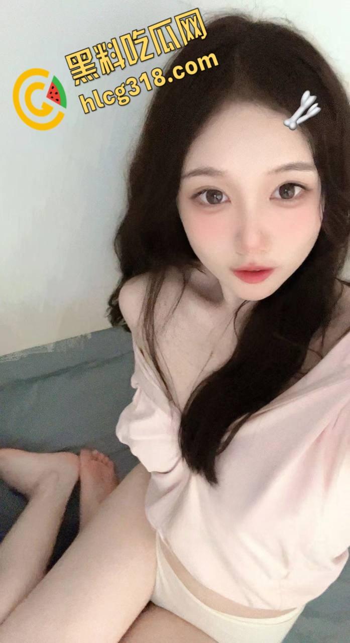 精盆小母狗【小川大王】被金主调教爆操，白丝袜自慰抠逼，白嫩酮体被无套后入，拔出来身体都在颤抖！-1