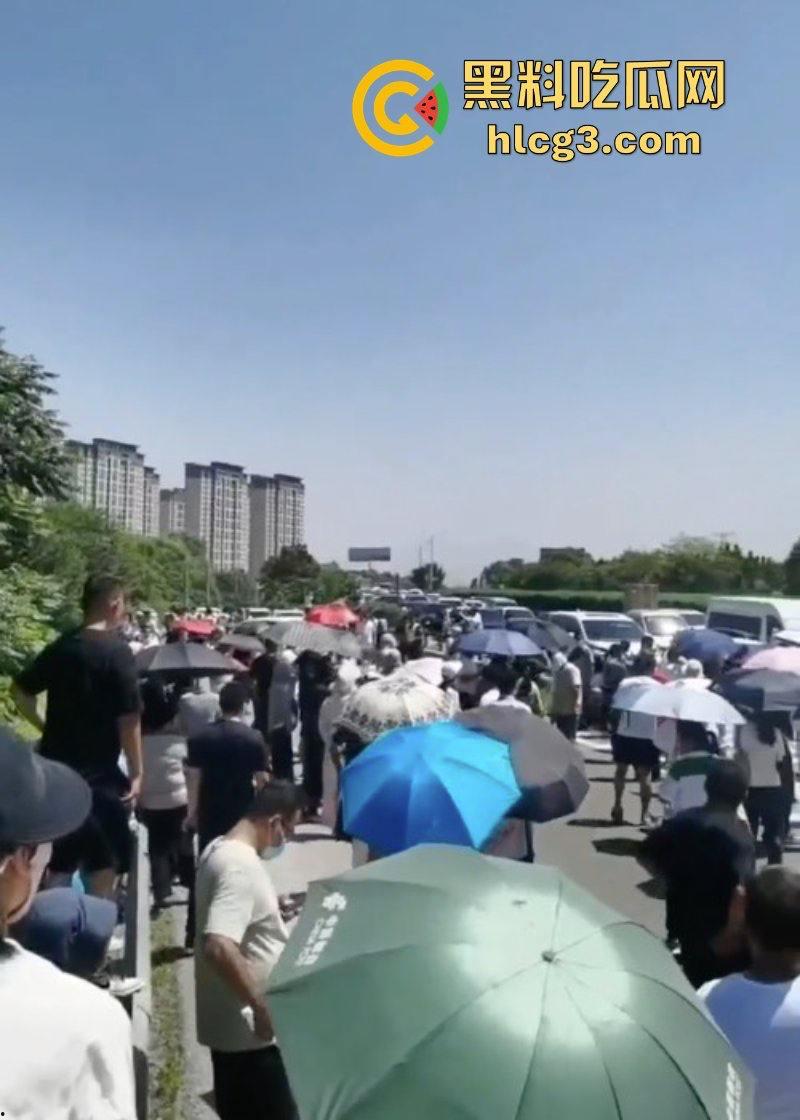 徐州潘安湖中昂博观小区曾承诺在去年底交房 因楼盘迟迟未交发生堵路暴乱！-11