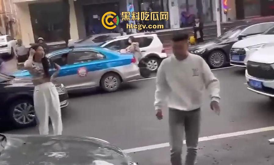 奇葩小仙女撞车先动手，结果男子十拳连击加扫把伺候，最后夹尾巴认怂小红书写小作文求网爆！-6
