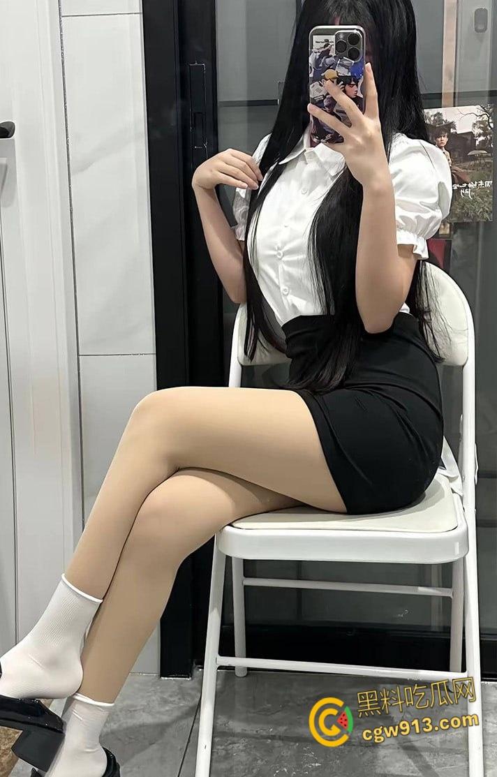 抖音擦边网红【爱吃猪脚饭】，白袜大长腿清纯脸蛋，JK短裙脱下性感内裤，假屌炮机狂插自慰！-3