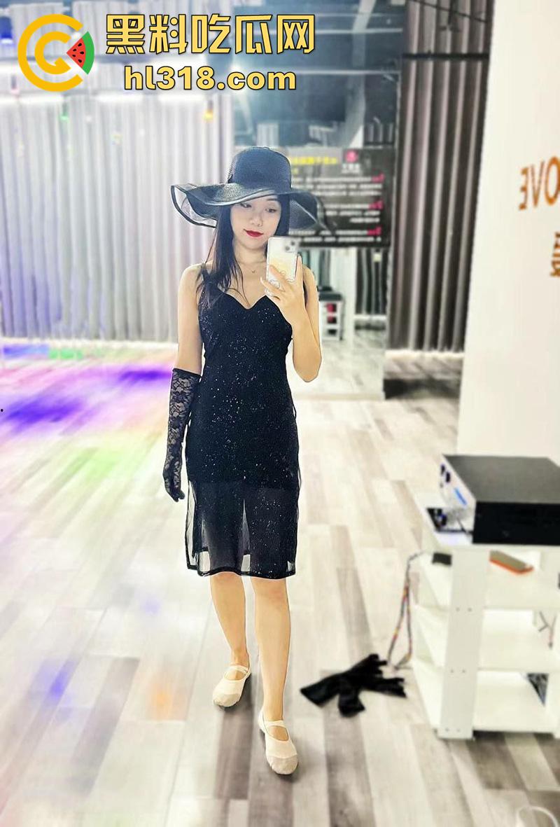 河南师范大学【梁雅倩】，极品身材翘臀眼镜妹，细腰长腿小穴粉嫩，背着男友和土豪裸聊，被男友发现后曝光！-2