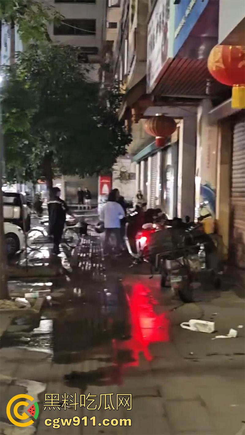 四川简阳挥刀砍人事件，儿子发现女友被老爸操了，带妈妈去捉奸，争吵中抄其附近饭店菜刀砍人！-2