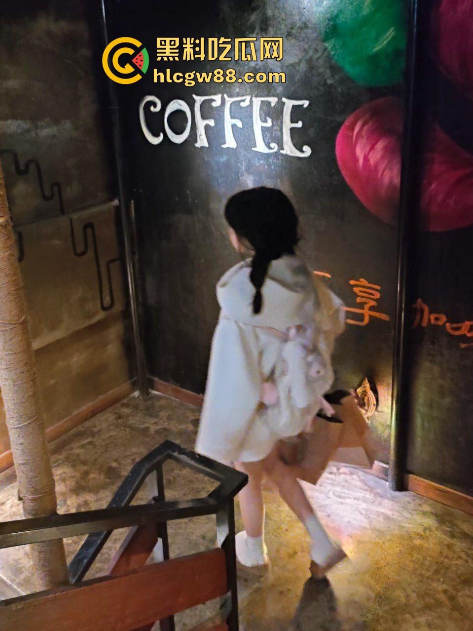 深圳职高白嫩瘦体苗条学生妹【林倩】展示会呼吸的极品粉嫩白虎逼，开房做爱插都插不进去！-4