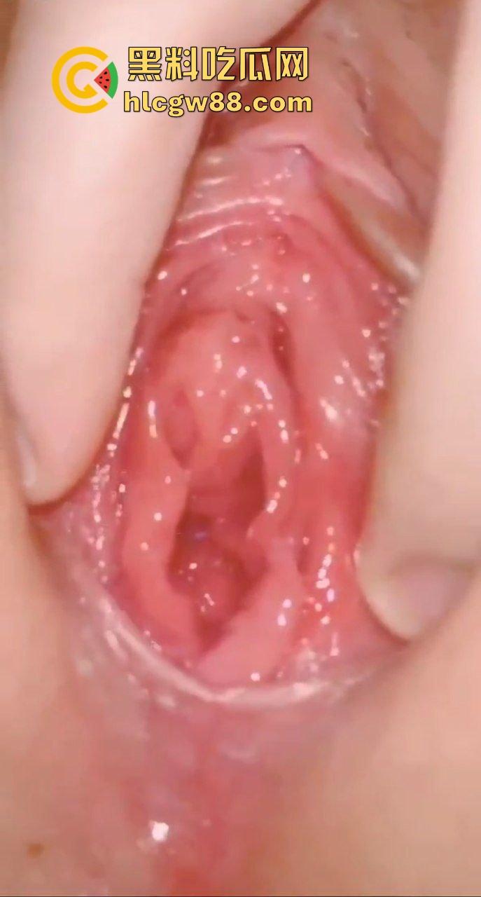 深圳职高白嫩瘦体苗条学生妹【林倩】展示会呼吸的极品粉嫩白虎逼，开房做爱插都插不进去！-5