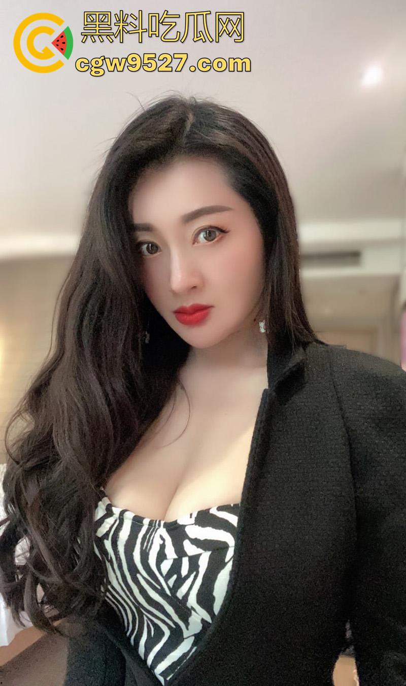 同城完美身材尤物人妻，身材高挑巨乳肥臀，美腿修长极致诱人，背着老公穿各式丝袜自拍勾引，太诱惑了！-1